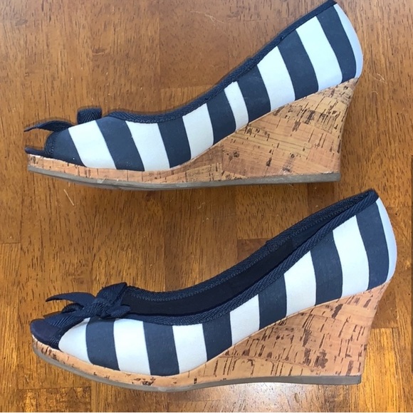 Excellent Preowned Condition Dexflex Wedge Shoes Size 8. Very Cute - Picture 2 of 9